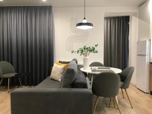 sala de estar con sofá y mesa en Modern Studio City Center дуже затишно!, en Khmelʼnytsʼkyy