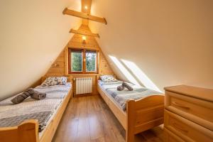 Posteľ alebo postele v izbe v ubytovaní Apartamenty i pokoje gościnne Wajdówka