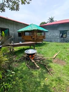 una mesa de picnic con un cenador en un patio en Kasa Alagao farm, en Bauan