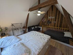 um quarto com uma cama e um tecto em Ferienhaus Lilla em Nurembergue