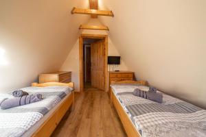Posteľ alebo postele v izbe v ubytovaní Apartamenty i pokoje gościnne Wajdówka