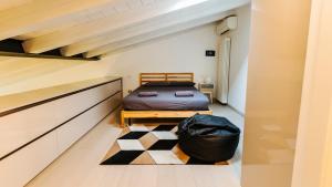 Dormitorio pequeño con cama y mesa en Palazzo Romeo, en Verona