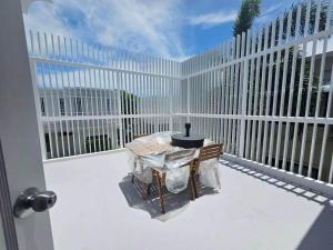 Un balcón o terraza de V7 Cozy Villa 3 Beds 3 Baths BANGTAO beach closely Boat Avenue