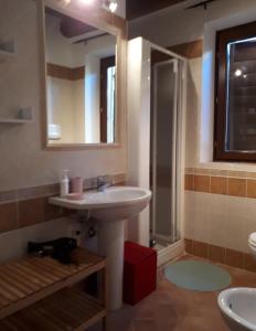 Ein Badezimmer in der Unterkunft Appartamenti di Claudia Locazione turistica