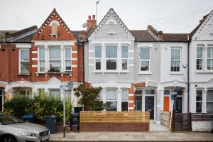 a row of houses in a residential neighbourhood at The Mitcham Hideout - Lovely 2BDR Flat with Garden in London
