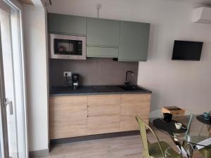 Η κουζίνα ή μικρή κουζίνα στο 111 SUITE APARTMENT