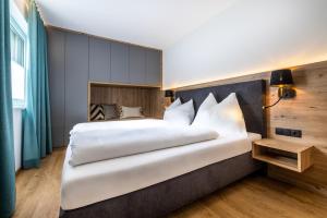 sypialnia z dużym łóżkiem w pokoju w obiekcie Appartements Evers w mieście Flachau