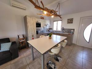 een keuken en een woonkamer met een tafel en stoelen bij Casa Leone 83 in Solliès-Pont