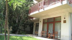 a house with two benches in front of it at Vila Codrin Neptun-Olimp in Neptun