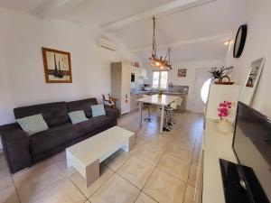 een woonkamer met een bank en een tafel bij Casa Leone 83 in Solliès-Pont