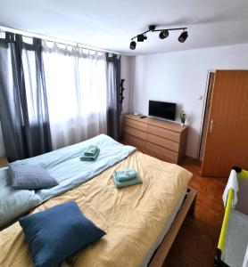 1 dormitorio con 1 cama grande y toallas. en Apartment Gulek, en Zreče