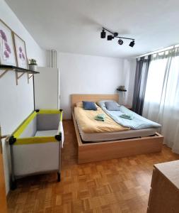 Dormitorio pequeño con cama y lavamanos en Apartment Gulek, en Zreče