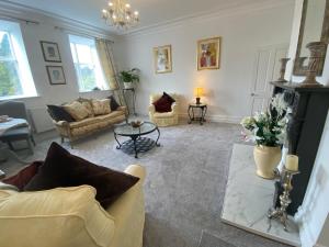 uma sala de estar com sofás e uma lareira em Ashbourne Holiday Homes em Ashbourne