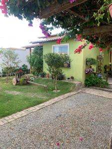 a house with a garden and a gravel driveway at CASA POR TEMPORADA NA SERRA in Ibiapina