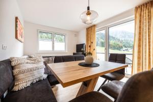 salon ze stołem i kanapą w obiekcie Appartements Evers w mieście Flachau