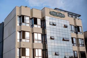 埃尔多雷特The Kolel Hotel and Suites的侧面有标志的建筑物