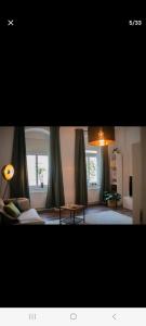 ein Wohnzimmer mit einem Sofa und einem Tisch in der Unterkunft Zentral Smart Apartment in Zwickau