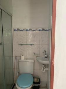 若昂佩索阿的住宿－Pousada jardim de cabo branco，一间带卫生间和水槽的小浴室