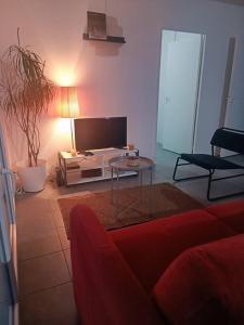 a living room with a couch and a table at La CASA INCA Mérignac - Appartement 3 pièces avec parking à proximité du Tram in Mérignac