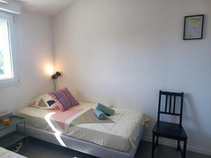 a small bedroom with a bed and a chair at La CASA INCA Mérignac - Appartement 3 pièces avec parking à proximité du Tram in Mérignac