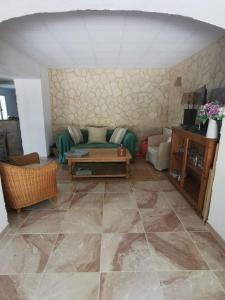 sala de estar con sofá y mesa en Rez de villa pour 4 personnes, en Trets