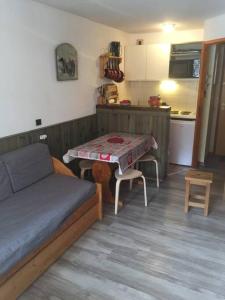 Kuchyň nebo kuchyňský kout v ubytování A Valfrejus,Proche des pistes, studio cabine tout confort