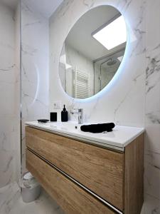 bagno con lavandino e specchio di Apartamento Vetalegua Jerez a Jerez de la Frontera