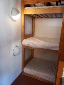 Postel nebo postele na pokoji v ubytování A Valfrejus,Proche des pistes, studio cabine tout confort