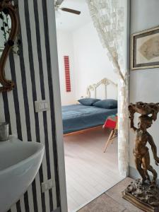 uma casa de banho com um lavatório e um quarto com uma cama em Il piccolo nido em Gallarate