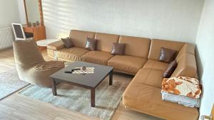 uma sala de estar com um sofá e uma mesa de centro em Dardania-Home em Prizren