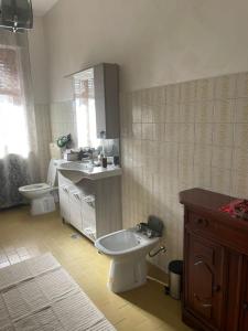 a bathroom with two sinks and a toilet at Affittacamere La CRICOVA di Iulia in Santo Stefano
