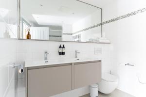 uma casa de banho branca com um lavatório e um WC em The Shipwrights Arms em Helford