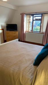 Tempat tidur dalam kamar di Beautiful Bexhill Cottage with garden 3 mins walk to beach