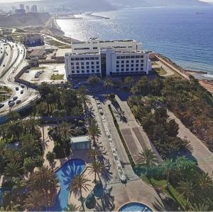 een luchtzicht op een resort in de buurt van de oceaan bij Appartement meublé Oran in Oran