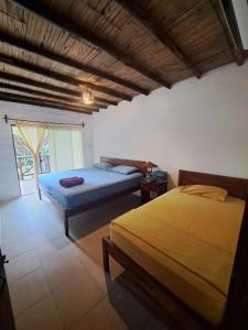 Postel nebo postele na pokoji v ubytování Suites La Tortuga