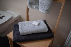 uma toalha sentada numa mesa ao lado de uma sanita em Zentral Smart Apartment em Zwickau