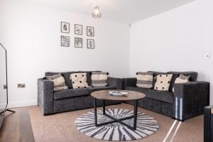 a living room with a couch and a table at Parking - Spacious - Smart TV - Self CheckIn - Garden - King in Derby