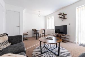 a living room with a couch and a table at Parking - Spacious - Smart TV - Self CheckIn - Garden - King in Derby