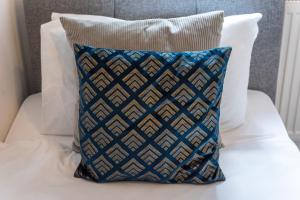 a blue pillow sitting on a white couch at Parking - Spacious - Smart TV - Self CheckIn - Garden - King in Derby