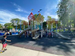Zona de juegos infantil en 1 COZY APt IN WEST NY, NEW JERSEY, at 2 bloks from bus stop-15 minutes 2NY 7MINUTES VIA NYWATERWAY FERRY-BETTER CAN'T BE!!