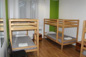 2 Etagenbetten in einem Zimmer mit grünen Wänden in der Unterkunft H18B EUROHOTEL in Narva