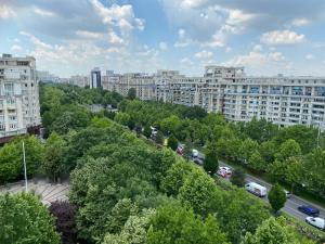vistas a una ciudad con edificios y árboles en Top View Unirii Penthouse en Bucarest