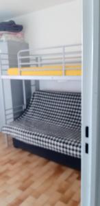 Ce lit superposé se trouve dans un dortoir doté de parquet. dans l'établissement richelieu 4 CAP AGDE, au Cap d'Agde