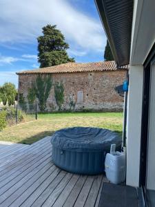 ein großer, blauer Reifen auf einem Deck in der Unterkunft Magnifique villa avec piscine et spa in Saint-Jean-Lherm