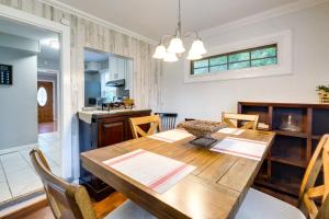 Il comprend une cuisine et une salle à manger avec une table et des chaises en bois. dans l'établissement Pet-Friendly Falls Church Home with Fenced Backyard!, à Falls Church