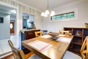 Η κουζίνα ή μικρή κουζίνα στο Falls Church Home with Fenced Backyard!