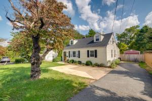 una casa blanca con un árbol en el patio en Pet-Friendly Falls Church Home with Fenced Backyard!, en Falls Church