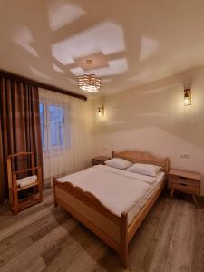 um quarto com uma cama e uma cadeira em Cozy apartment with 5 bedrooms, whole apartment, апартмент целиком em Dilijan