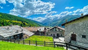 a view of a village with mountains in the background at Appartamento Jouvenceaux 40 - Affitti Brevi Italia in Sauze dʼOulx