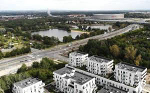 z góry widok na miasto z budynkami i rzeką w obiekcie Apartament West Wrocław / Parking Free we Wrocławiu